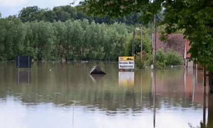 Inundații: Sute de gospodării afectate, persoane evacuate din calea apelor, localități izolate. Covasna și Brașov, printre cele mai afectate județe din România 
