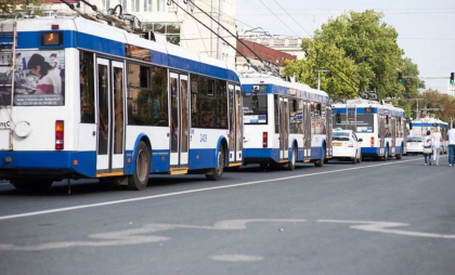 Atenție, șoferi și călători. Traficul rutier - suspendat în Piața Marii Adunări Naționale. Cum vor circula troleibuzele și autobuzele
