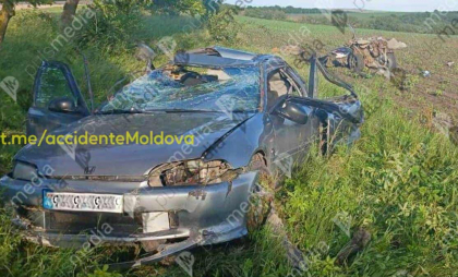 Grav accident la Glodeni: Un tânăr - transnportat la spital, după ce a ajuns cu mașina într-un copac. Automobilul s-a rupt în două Grav accident la Glodeni: Un tânăr - transnportat la spital, după ce a ajuns cu mașina într-un copac. Automobilul s-a rupt în două