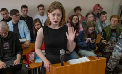 O tânără de 19 ani din Rusia a citat dintr-un poet ucrainean, într-un tribunal din Sankt Petersburg. Decizia instanței O tânără de 19 ani din Rusia a citat dintr-un poet ucrainean, într-un tribunal din Sankt Petersburg. Decizia instanței