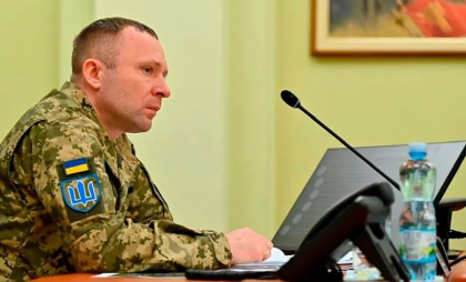 Comandantul forțelor terestre ucrainene a demisionat după atacul rusesc care a ucis 12 soldați pe poligonul de antrenament
Comandantul forțelor terestre ucrainene a demisionat după atacul rusesc care a ucis 12 soldați pe poligonul de antrenament