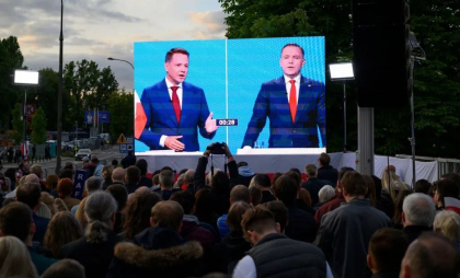 Polonia își alege astăzi următorul președinte, într-o finală strânsă între primarul proeuropean al Varșoviei și un conservator naționalist