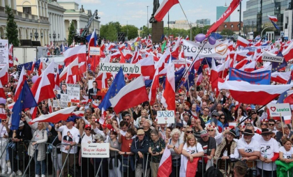 Polonezii votează în alegeri prezidenţiale cruciale pentru locul Poloniei în Uniunea Europeană
Polonezii votează în alegeri prezidenţiale cruciale pentru locul Poloniei în Uniunea Europeană