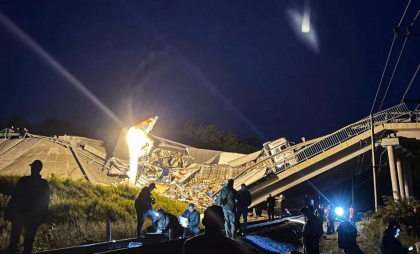 Imagini de la locul prăbușirii a două poduri din Rusia. Unul a căzut peste un tren de pasageri, celălalt a cedat sub locomotiva unui marfar - FOTO/ VIDEO