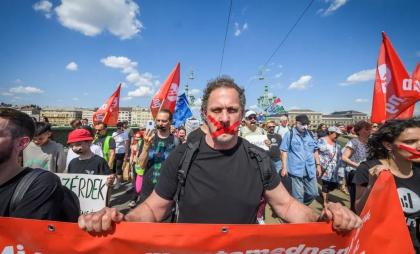 Mii de oameni au protestat în tăcere în Ungaria împotriva legii care vizează media și ONG-urile
Mii de oameni au protestat în tăcere în Ungaria împotriva legii care vizează media și ONG-urile