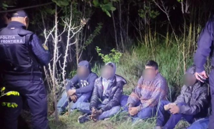 Trei moldoveni - reținuți, după ce au ajutat mai mulți străini să treacă ilegal frontiera: Obțineau aproximativ 3.500 de euro pentru fiecare migrant ajuns la destinație - VIDEO