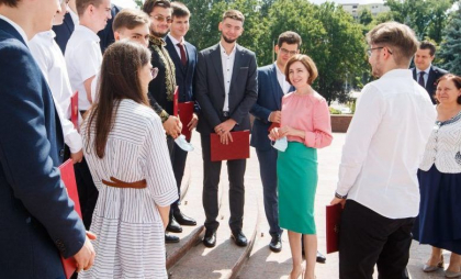 Absolvenții claselor a 9-a susțin primul examen. Mesajul președintelui Maia Sandu 