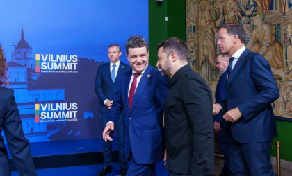 Nicușor Dan va avea o întâlnire bilaterală cu Volodimir Zelenski la Vilnius. Liderul de la Kiev l-a invitat pe președinte în Ucraina
Nicușor Dan va avea o întâlnire bilaterală cu Volodimir Zelenski la Vilnius. Liderul de la Kiev l-a invitat pe președinte în Ucraina