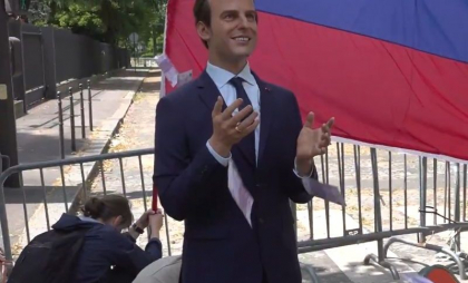 Activiştii Greenpeace au furat statuia de ceară a lui Emmanuel Macron din Muzeul Grévin şi au depus-o în faţa Ambasadei Rusiei - VIDEO