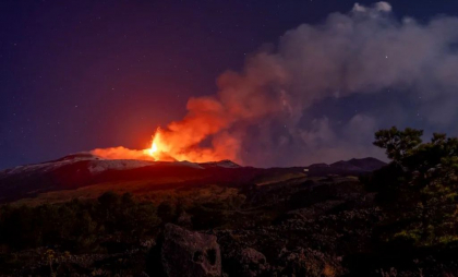 Erupție puternică pe Muntele Etna din Italia: O parte a craterului se prăbușește, nor de un kilometru înălțime. Alertă roșie pentru zboruri - VIDEO
Erupție puternică pe Muntele Etna din Italia: O parte a craterului se prăbușește, nor de un kilometru înălțime. Alertă roșie pentru zboruri - VIDEO
