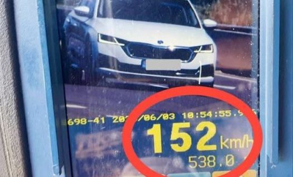 Un vitezoman, tras pe dreapta. Șoferul conducea cu peste 150 de km/h