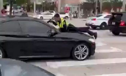 Scene șocante în Miami: Un polițist a împușcat un șofer, după ce a fost luat pe capotă. „A fost teribil” - VIDEO
Scene șocante în Miami: Un polițist a împușcat un șofer, după ce a fost luat pe capotă. „A fost teribil” - VIDEO