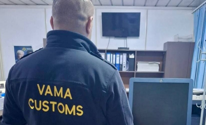 Un aparat medical de 200 de mii de lei, găsit într-un microbuz, la postul vamal Costești - FOTO