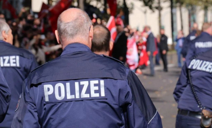 Peste 20.000 de oameni, evacuaţi din centrul oraşului Köln după descoperirea unor bombe din timpul celui de-al Doilea Război Mondial. Zona de evacuare include un spital, două azile de bătrâni şi nouă şcoli, precum şi 58 de hoteluri şi numeroase muzee
Peste 20.000 de oameni, evacuaţi din centrul oraşului Köln după descoperirea unor bombe din timpul celui de-al Doilea Război Mondial. Zona de evacuare include un spital, două azile de bătrâni şi nouă şcoli, precum şi 58 de hoteluri şi numeroase muzee