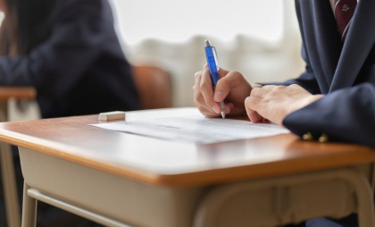 Elevii din clasa a IX-a susțin examenul la matematică