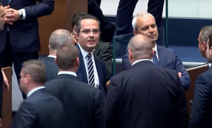 Ciocniri și tensiuni în Parlamentul Bulgariei din cauza intrării în zona euro. Sofia a primit undă verde de la Comisia Europeană și BCE - VIDEO Ciocniri și tensiuni în Parlamentul Bulgariei din cauza intrării în zona euro. Sofia a primit undă verde de la Comisia Europeană și BCE - VIDEO