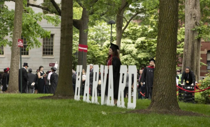 Administrația Trump interzice intrarea în SUA a studenților ce vor să studieze la Harvard, după ce primul plan a fost blocat de justiția americană