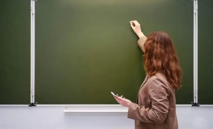 Cadrele didactice care nu au studii de profil pot activa și fără a pierde din salariu cu un certificat eliberat de Ministerul Educației. Vezi cum