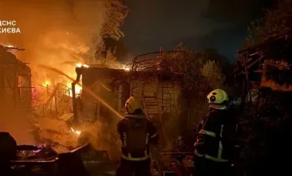 Povestea tragică a unui pompier ucrainean: A fost chemat să stingă incendiul în care i-au murit soţia, fiica şi un nepot, după un atac rusesc cu drone
Povestea tragică a unui pompier ucrainean: A fost chemat să stingă incendiul în care i-au murit soţia, fiica şi un nepot, după un atac rusesc cu drone