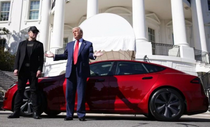 Conflictul Musk – Trump. Președintele SUA ia în calcul să renunțe la mașina sa Tesla