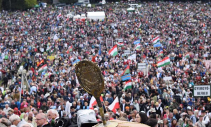 Sute de mii de pelerini, așteptați sâmbătă la Șumuleu Ciuc pentru cel mai mare eveniment de Rusaliile Catolice din Europa Centrală și de Est Sute de mii de pelerini, așteptați sâmbătă la Șumuleu Ciuc pentru cel mai mare eveniment de Rusaliile Catolice din Europa Centrală și de Est