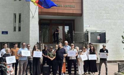 Protest la Ministerul Justiției. Mama copilului ucis de primarul din Boldurești cere dreptate - FOTO
