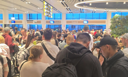 „Haos și bătaie de joc. Suntem ținuți ca o turmă în aeroport.” Zborurile de pe Aeroportul Internațional Chișinău atestă întârzieri din motive tehnice. Explicațiile responsabililor - FOTO