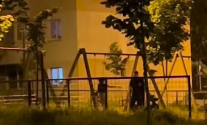 Un bărbat din România - reținut după ce și-a lovit puternic soția într-un loc de joacă din Brașov, în timp ce copilul lor se dădea în leagăn. Imaginile au devenit virale - VIDEO Un bărbat din România - reținut după ce și-a lovit puternic soția într-un loc de joacă din Brașov, în timp ce copilul lor se dădea în leagăn. Imaginile au devenit virale - VIDEO