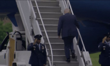 Donald Trump s-a împiedicat pe scara avionului și era să cadă. Ce spunea el când Biden a fost victima aceluiași incident - VIDEO Donald Trump s-a împiedicat pe scara avionului și era să cadă. Ce spunea el când Biden a fost victima aceluiași incident - VIDEO