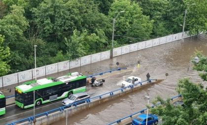 Furtună violentă în București și Ilfov. Mall inundat, oameni evacuați și două persoane luate de viitură Furtună violentă în București și Ilfov. Mall inundat, oameni evacuați și două persoane luate de viitură