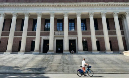 Financial Times: Harvard, în discuții cu alte universități din SUA și străinătate pentru a-i primi temporar studenții internaționali interziși de Trump Financial Times: Harvard, în discuții cu alte universități din SUA și străinătate pentru a-i primi temporar studenții internaționali interziși de Trump