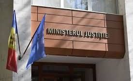 „Este un caz îngrijorător”. Reacția Ministerului Justiției, după protestul mamei copilului ucis de primarul din Boldurești