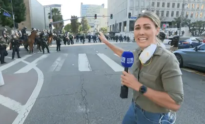 Momentul în care o jurnalistă australiană este împușcată de poliția din LA, în timp ce transmitea în direct de la proteste - VIDEO Momentul în care o jurnalistă australiană este împușcată de poliția din LA, în timp ce transmitea în direct de la proteste - VIDEO