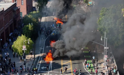 Tulburările s-au extins în Los Angeles în ciuda faptului că Trump a trimis Garda Națională
Tulburările s-au extins în Los Angeles în ciuda faptului că Trump a trimis Garda Națională