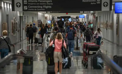 Noua interdicție de călătorie în SUA impusă de Trump cetățenilor din 12 țări a intrat în vigoare. Decizia a stârnit mai puține proteste decât măsura similară din 2017 Noua interdicție de călătorie în SUA impusă de Trump cetățenilor din 12 țări a intrat în vigoare. Decizia a stârnit mai puține proteste decât măsura similară din 2017