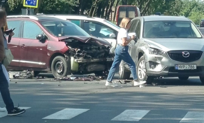 Accident în capitală: O mașină a rămas grav avariată, după ce s-a ciocnit cu un alt automobil în sectorul Buiucani