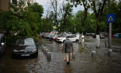 Furtuna puternică din București, un fenomen ce apare „o dată la 100 de ani”, afirmă ApaNova
