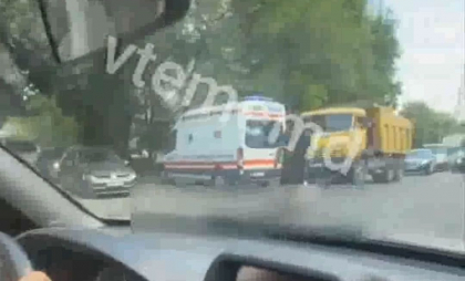 Accident grav în capitală. O femeie - transportată la spital, după ce a fost lovită de o mașină în timp ce traversa strada neregulamentar Accident grav în capitală. O femeie - transportată la spital, după ce a fost lovită de o mașină în timp ce traversa strada neregulamentar