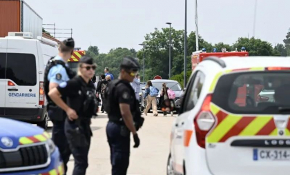 O asistentă școlară din Franța, înjunghiată mortal în timp ce controla ghiozdanele elevilor. Suspectul este un elev de 14 ani