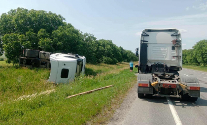 Un autocamion s-a răsturnat, după ce în timp ce era tractat, mecanismul de tracțiune s-a decuplat - FOTO