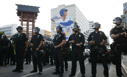 Guvernatorul Californiei îl critică dur pe Trump: „A ales teatrul în faţa siguranţei publice. Democraţia este sub atac” Guvernatorul Californiei îl critică dur pe Trump: „A ales teatrul în faţa siguranţei publice. Democraţia este sub atac”