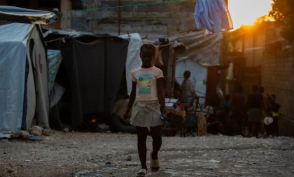 Un număr record de oameni au fost nevoiți să fugă din casele lor în Haiti. Bandele înarmate s-au aliat și controlează 85% din capitală Un număr record de oameni au fost nevoiți să fugă din casele lor în Haiti. Bandele înarmate s-au aliat și controlează 85% din capitală