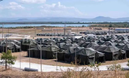 Trump ia în calcul să trimită mii de migranți, inclusiv 100 de români, la Guantanamo, locul în care au fost închiși suspecții de terorism. „Mesajul este de a șoca”
