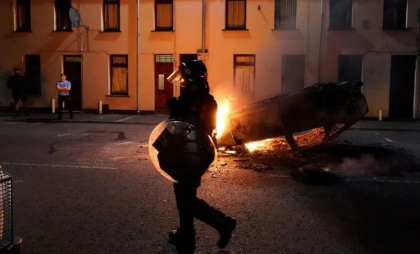 „Cineva va sfârși ucis”. Avertisment după două nopți de revolte în Irlanda de Nord, declanșate de o tentativă de viol în care suspecții sunt români - VIDEO