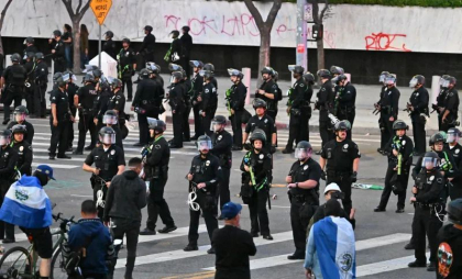 Los Angeles impune interdicție de circulație pe timp de noapte. Poliția a început să facă „arestări în masă”