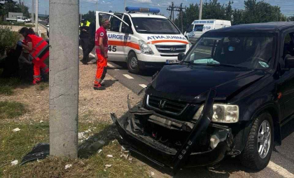 O femeie a ajuns la spital, după ce mașina în care se afla s-a lovit de un stâlp, la Strășeni. Poliția anunță cauza preliminară a accidentului - FOTO
