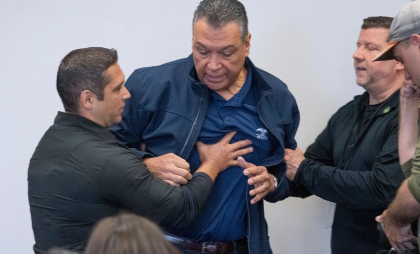 Tensiuni în Los Angeles: senator american, scos cu forța, pus la pământ și încătușat, după ce a încercat să pună întrebări la conferința de presă a șefei securității interne - VIDEO Tensiuni în Los Angeles: senator american, scos cu forța, pus la pământ și încătușat, după ce a încercat să pună întrebări la conferința de presă a șefei securității interne - VIDEO