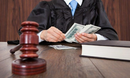 Un judecător - deferit justiției, după ce ar fi cerut bani de la un avocat stagiar pentru a fi admis la studii la INJ spunându-i că are influență asupra unor persoane cu funcție de demnitate publică