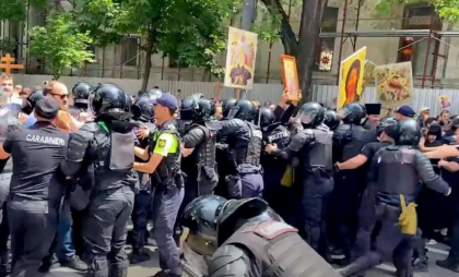 Un bărbat, imobilizat de poliție, după ce a încercat să forțeze cordonul carabinierilor și a implicat un copil. Poliția, despre altercațiile de la marșul LGBT