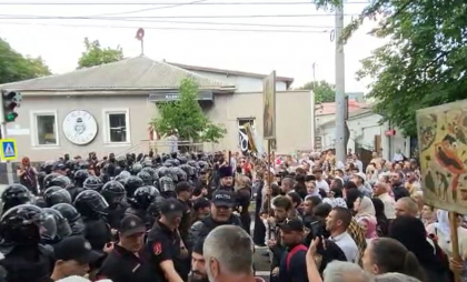 Avocatul Poporului pentru drepturile copilului cere ca bărbatul care a pus în pericol un copil, în timpul altercațiilor la marșul LGBT, să fie pedepsit